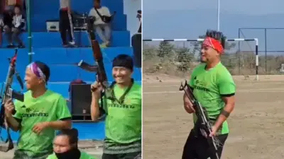 ફૂટબોલ મેચ છે કે યુદ્ધનું મેદાન? ખેલાડીઓ હાથમાં AK-47 રાઈફલ લઈને મેદાનમાં ઉતર્યા, જુઓ વીડિયો