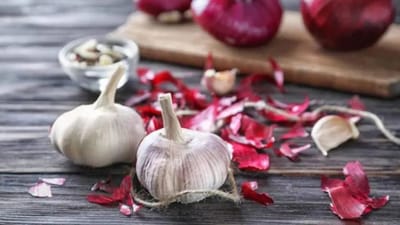 છોલ્યા વગર લસણ: લસણનું સેવન શરીર માટે ખૂબ જ ફાયદાકારક છે. પરંતુ હંમેશા યાદ રાખો કે લસણનું સેવન મર્યાદિત માત્રામાં કરવું જોઈએ. કારણ કે તેના વધુ પડતા સેવનથી પેટમાં બળતરા કે ગેસ જેવી સમસ્યાઓ થઈ શકે છે. ચાલો જાણીએ કે લસણ છિલકા વગર ખાવું જોઈએ કે છિલકા સાથે.
