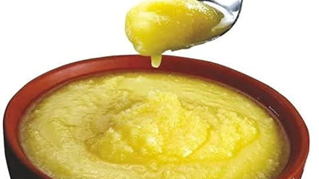 આ ઉપરાંત તે આંખોના સ્વાસ્થ્ય અને ત્વચા માટે પણ ફાયદાકારક છે. પરંતુ આટલા બધા ફાયદા હોવા છતાં કેટલાક લોકોએ ઘીનું સેવન કરવાનું ટાળવું જોઈએ. હા ઘીનું સેવન કેટલાક લોકો માટે હાનિકારક સાબિત થઈ શકે છે. કેટલીક સ્વાસ્થ્ય પરિસ્થિતિઓમાં તેનું સેવન કરવાથી દર્દીની હાલની સ્થિતિ વધુ ખરાબ થઈ શકે છે. તો ચાલો જાણીએ કે કયા લોકોએ ઘીનું સેવન ન કરવું જોઈએ.
