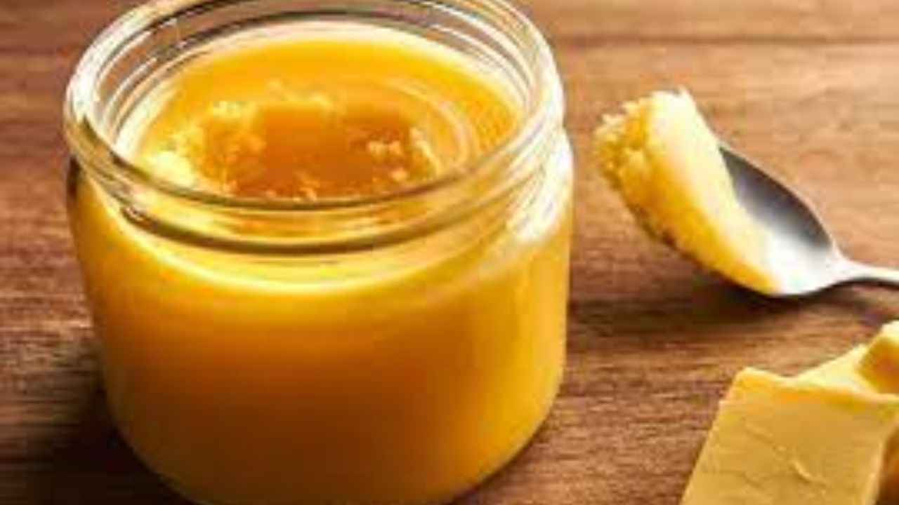 પાચન સમસ્યાઓ : જે લોકોને પાચન સંબંધી સમસ્યાઓ હોય તેમણે ઘીનું સેવન ન કરવું જોઈએ. તેનું વધુ પડતું સેવન પાચનતંત્રને નુકસાન પહોંચાડી શકે છે. આના કારણે પેટમાં દુખાવો, સોજો અને એસિડિટી જેવી સમસ્યાઓનો સામનો કરવો પડી શકે છે. આવી સ્થિતિમાં નબળી પાચનશક્તિ ધરાવતા લોકોએ તેનું સેવન ન કરવું જોઈએ અથવા મર્યાદિત માત્રામાં તેનું સેવન કરવું જોઈએ.
