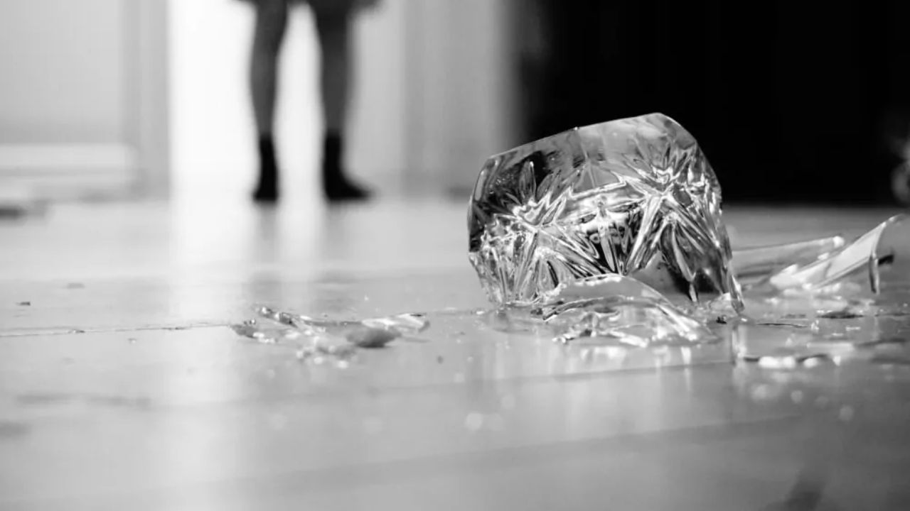 તૂટેલો કાચ સૂચવે છે કે તોળાઈ રહેલો ભય ટળી ગયો છે અને તમારો પરિવાર હવે સંપૂર્ણપણે સુરક્ષિત છે. કાચ તૂટવાનો અર્થ એ છે કે ઘરમાં લાંબા સમયથી ચાલી રહેલા વિવાદનું કોઈ કારણ હવે સમાપ્ત થવાનું છે.
