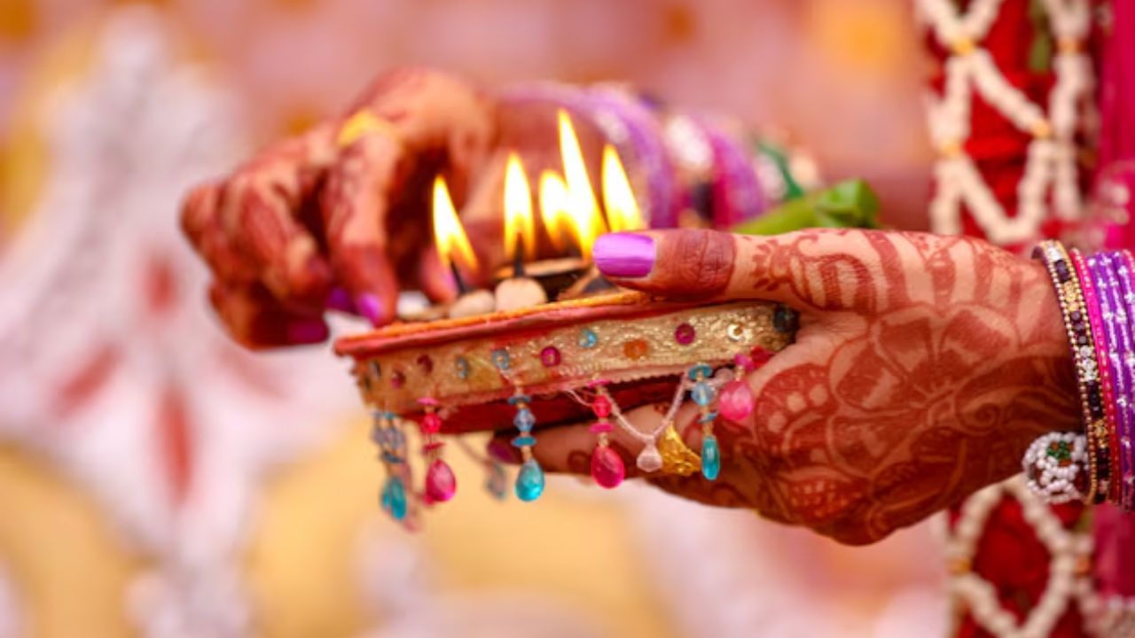 પૂર્વ દિશામાં મુખ કરીને પ્રાર્થના કરવાના ફાયદા: પૂર્વ તરફ મુખ કરીને, એટલે કે પૂર્વ તરફ મુખ કરીને પૂજા કરવી એ સૌથી શુભ માનવામાં આવે છે. આનું કારણ એ છે કે આ દિશાને શક્તિ અને શૌર્યનું પ્રતીક માનવામાં આવે છે. 
