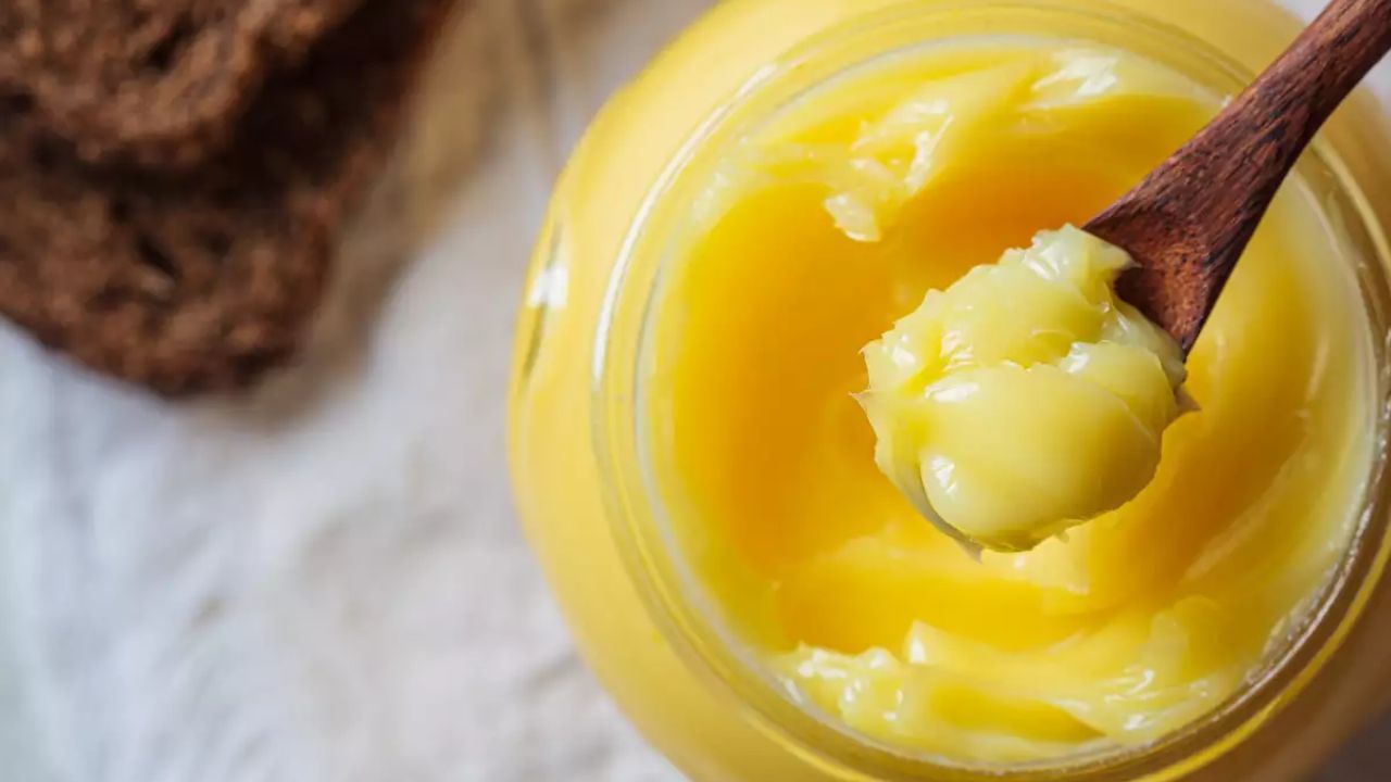 સ્થૂળતાથી પીડાતા લોકો : સ્થૂળતાથી પીડાતા લોકોએ ઘીનું સેવન ન કરવું જોઈએ. કેમ કે તેમાં ચરબીનું પ્રમાણ વધુ હોય છે. જે તમારું વજન ઝડપથી વધારી શકે છે. આ સિવાય જો તમે વજન ઘટાડવાનો પ્રયાસ કરી રહ્યા છો, તો તેનું સેવન કરવાનું ટાળો. શરદી અને ખાંસીમાં ઘી ન ખાઓ : જો તમને શરદી કે વાયરલ તાવ હોય તો ઘીનું સેવન કરવાનું ટાળો. ખરેખર ઘીનું સેવન શરીરમાં કફ વધારે છે, જે તમારી સમસ્યાઓ વધારી શકે છે. તેથી ઉધરસ, શરદી અને તાવમાં ઘીનું સેવન ન કરવું જોઈએ.
