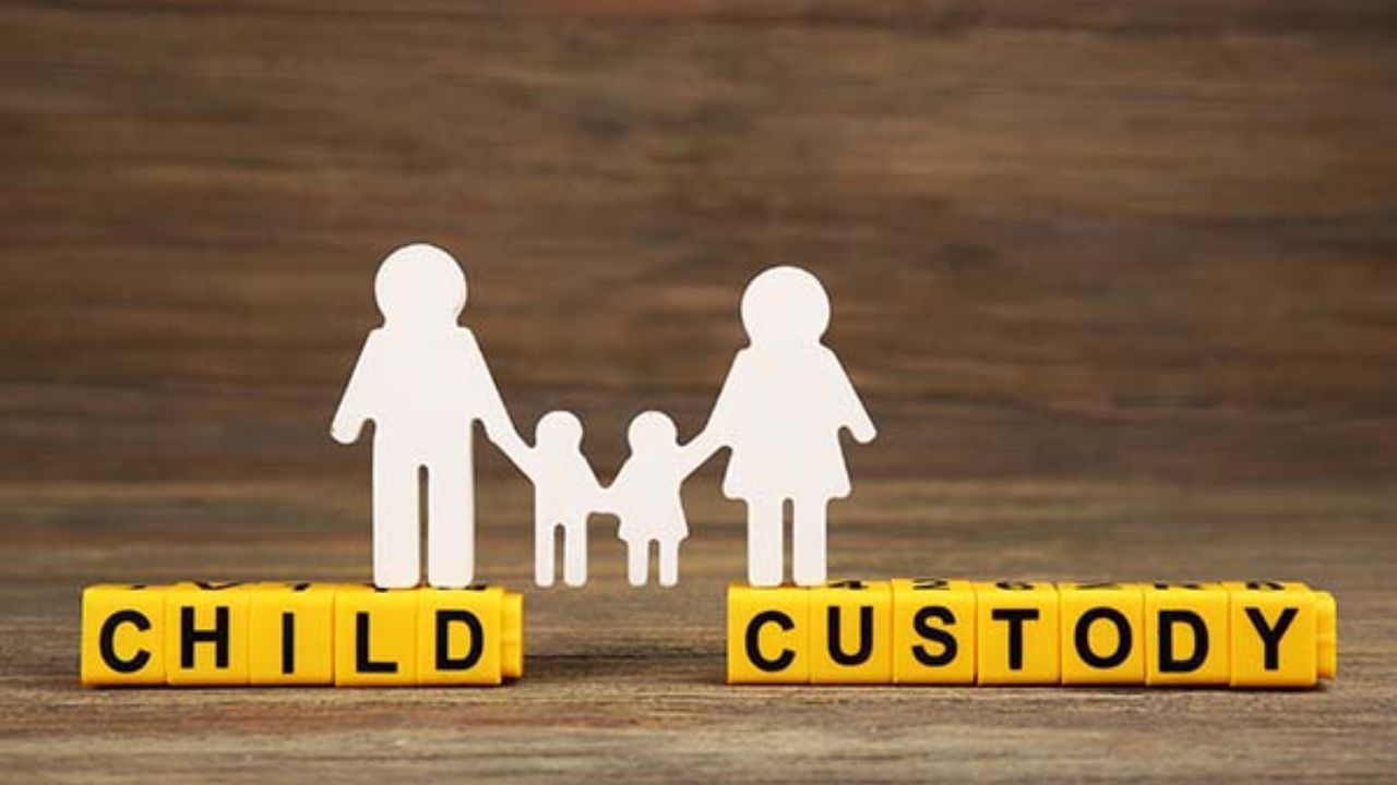 કાયદા હેઠળ કસ્ટડીની જોગવાઈઓ : હિન્દુ મેરેજ એક્ટ 1955 અને ગાર્જિયન એન્ડ વોર્ડ્સ એક્ટ1890 મુજબ હિન્દુ માતાપિતા માટે મુખ્ય કસ્ટડી કાયદા આ પ્રમાણે છે. 5 વર્ષથી ઓછી ઉંમરના બાળકનો કસ્ટડી સામાન્ય રીતે માતાને આપવામાં આવે છે. કારણ કે તે બાળક માટે સૌથી યોગ્ય માનવામાં આવે છે. જો બાળક 9-10 વર્ષથી વધુ ઉંમરનું હોય તો કોર્ટ તેના મંતવ્યો પણ સાંભળશે. પિતાને સામાન્ય રીતે ત્યારે જ કસ્ટડી મળે છે જ્યારે એ સાબિત થાય કે માતા બાળકનો ઉછેર કરવામાં સક્ષમ નથી.