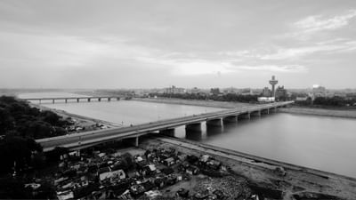 અમદાવાદનો ઇતિહાસ 11મી સદીમાં અણહિલવાડ (આધુનિક પાટણ) ના શાસક સોલંકી રાજા કર્ણદેવ પ્રથમ સાથે શરૂ થયો હતો,  જેમણે ભીલ રાજા આશાપલ્લ અથવા આશાપાલ સામે યુદ્ધ કર્યું હતું અને તેમના વિજય પછી સાબરમતીના કિનારે કર્ણાવતી શહેરની સ્થાપના કરી હતી.   પછી જ્યારે 13મી સદીમાં ગુજરાત દ્વારકાના વાઘેલા રાજવંશના નિયંત્રણ હેઠળ આવ્યું, ત્યારે દિલ્હી સલ્તનતે ગુજરાત પર વિજય મેળવ્યો અને તેને પોતાની સાથે જોડી દીધું. ( Credits: Getty Images )