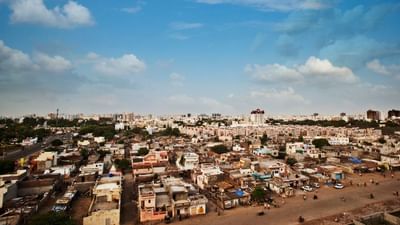 રાજકોટ શહેરની સ્થાપના 1610માં આજી નદીના કિનારે થઈ હતી. તે સમયના જાડેજા કુળના વિભાજી જાડેજાએ આ શહેરની સ્થાપના કરી હતી. તેમણે લગભગ 282 ચોરસ માઇલના વિસ્તારમાં 64 ગામો પર શાસન કર્યું હતું."રાજકોટ" નામ બે શબ્દો પરથી ઉતરી આવ્યું છે: "રાજા" (શાસક) અને "કોટ" (કિલ્લો), જેનો અર્થ "રાજાઓનો કિલ્લો" અથવા "રાજકુમારોનું શહેર" થાય છે. આ નામ તેના સ્થાપક અને શાહી વારસાને પ્રતિબિંબિત કરે છે. ( Credits: Getty Images )