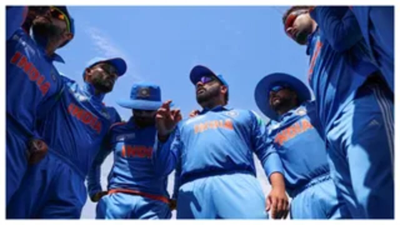 જો કે દુબઈ સ્ટેડિયમનો ઈતિહાસ ભારતના પક્ષમાં છે. અહીં ભારત અને પાકિસ્તાન વચ્ચે માત્ર 2 ODI મેચ રમાઈ હતી આ બંને મેચ એશિયા કપ 2018ની યોજાઈ હતી જેમા ટીમ ઈન્ડિયા બંને વખત જીતી હતી.
