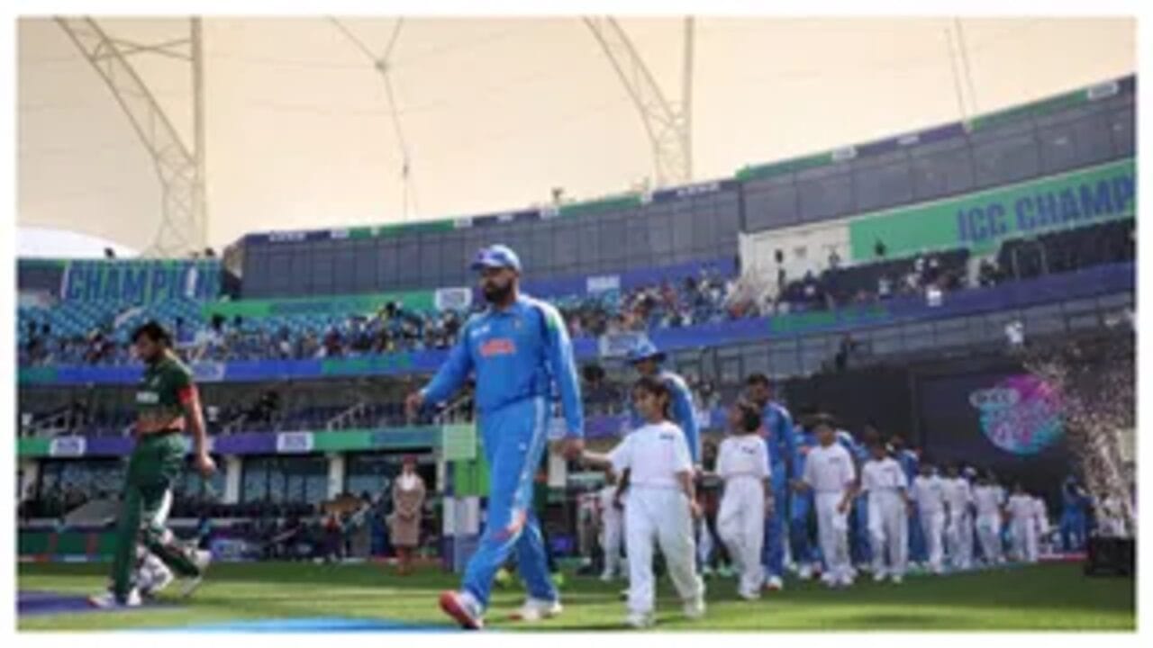 આજે રવિવારે 23 ફેબ્રુઆરીએ, ભારત અને પાકિસ્તાનની ટીમો દુબઈમાં ચેમ્પિયન્સ ટ્રોફીના ગ્રુપ સ્ટેજની મેચમાં ટકરાશે. ગ્રુપ Aની આ બંને ટીમોએ ટુર્નામેન્ટની શરૂઆતમાં એક-એક મેચ રમી હતી. જેમાં પાકિસ્તાન હાર્યુ હતું અને ભારત તેની મેચ જીત્યું છે.