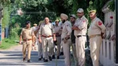 પાકિસ્તાન નિયંત્રણ રેખા પર સતત તણાવ વધારવાનું કાવતરું કરી રહ્યું છે. બુધવારે રાજૌરીમાં LOC પારથી ભારતીય ક્ષેત્રમાં ગોળીબાર થયો હતો. આ ગોળીબાર જમ્મુ-કાશ્મીરના રાજૌરી જિલ્લામાં થયો હતો. ઘટના બાદ ઘટનાસ્થળે વધારાની ફોર્સ મોકલવામાં આવી છે. હુમલા બાદ તરત જ સેનાએ સમગ્ર વિસ્તારને કોર્ડન કરવાનું શરૂ કરી દીધું હતું.
