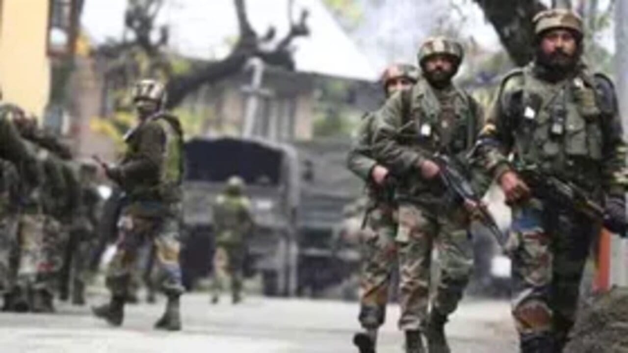 પાકિસ્તાન નિયંત્રણ રેખા પર તણાવ વધારવા માટે સતત ષડયંત્ર રચી રહ્યું છે. તાજેતરના દિવસોમાં એલઓસી પર મોટાપાયે યુદ્ધવિરામનું ઉલ્લંઘન કરવામાં આવ્યું છે. બુધવારે રાજૌરીમાં ભારતીય વિસ્તારમાં એલઓસી પારથી ફાયરિંગ કરવામાં આવ્યું હતું. ભારતે પણ પાકિસ્તાનની આ નાપાક હરકતનો જવાબ આપ્યો હતો. આ પહેલા પુંછ સેક્ટરમાં ભારતીય ચોકીઓને નિશાન બનાવીને ગોળીબાર કરવામાં આવ્યો હતો. ભારતીય સેનાએ જડબાતોડ જવાબ આપ્યો હતો.