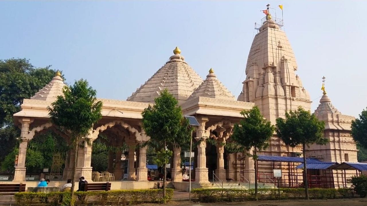 અમદાવાદમાં સ્થિત બાબા કેદારેશ્વર મંદિર ભગવાન શિવને સમર્પિત છે અને એક મહત્વપૂર્ણ પૂજા સ્થળ છે. તે સાબરમતી નદીની નજીક આવેલું છે. જે શાંત વાતાવરણથી ઘેરાયેલું છે.