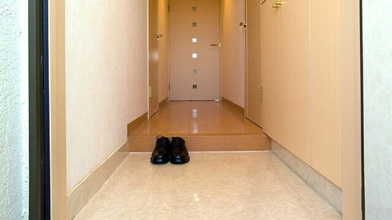 જ્યોતિષ અનિશ વ્યાસના મતે રાહુ ગ્રહ ઘરના મુખ્ય પ્રવેશદ્વાર અથવા ઉંબરા પર રહેતો હોવાનું માનવામાં આવે છે. તેથી જો તમે તમારા જૂતા અને ચંપલ ઉંબરે ઉતારો છો તો રાહુના દુષ્પ્રભાવો વધી જાય છે. રાહુના અશુભ પ્રભાવથી પરિવારમાં અશાંતિ અને દુર્ભાગ્ય ફેલાય છે.
