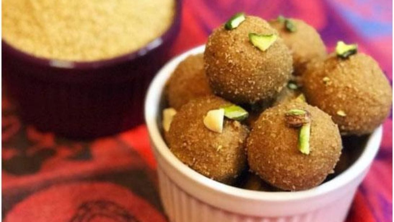 બાજરીના લાડુ બનાવવા માટે બાજરીનો લોટ, ગુંદર, ગોળ અથવા ખજૂર, છીણેલું નારિયેળ, બદામ, કાજુ, અખરોટ અને મિક્સ સીડ્સ, ઘી સહિતની સામગ્રીની જરુરત પડશે. 