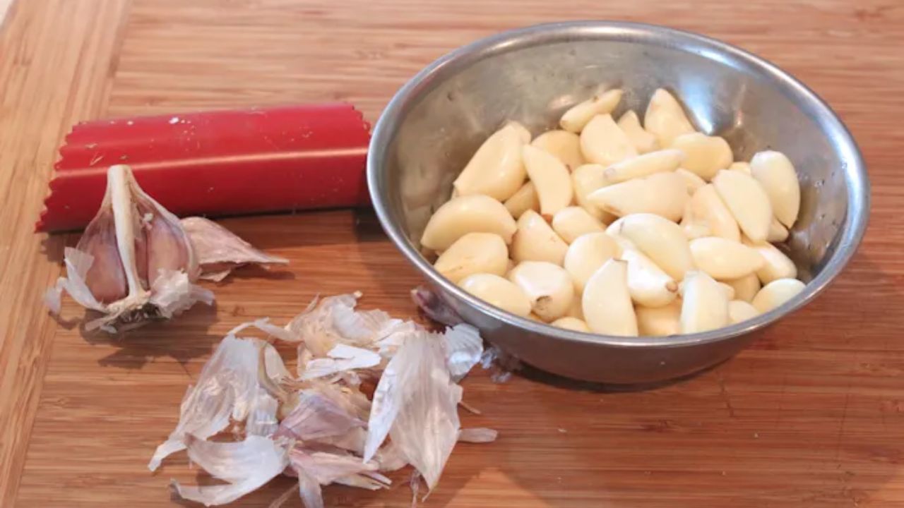 ફ્રીઝરમાં સ્ટોર કરો: જો તમે તેને લાંબા સમય સુધી સ્ટોર કરવા માંગતા હો તો તેને ભેળવીને પેસ્ટ બનાવો અને તેને નાના ભાગોમાં ફ્રીઝરમાં રાખો. આ પદ્ધતિ સૌથી સારી છે.
લસણને છોલીને ફ્રીજમાં રાખવું એ બિલકુલ ખોટું નથી, પરંતુ તેને યોગ્ય રીતે સંગ્રહિત કરવું ખૂબ જ મહત્વપૂર્ણ છે. જો તમે તેને ખુલ્લું છોડી દો છો તો તે ઝડપથી બગડી શકે છે અને સ્વાસ્થ્ય માટે પણ હાનિકારક બની શકે છે. તેથી જો તમે છોલેલા લસણને સંગ્રહિત કરવા માંગતા હો તો તેને હવાચુસ્ત પાત્રમાં તેલના સંગ્રહમાં અથવા ફ્રીઝરમાં પેસ્ટના રૂપમાં રાખવું વધુ સારું રહેશે.