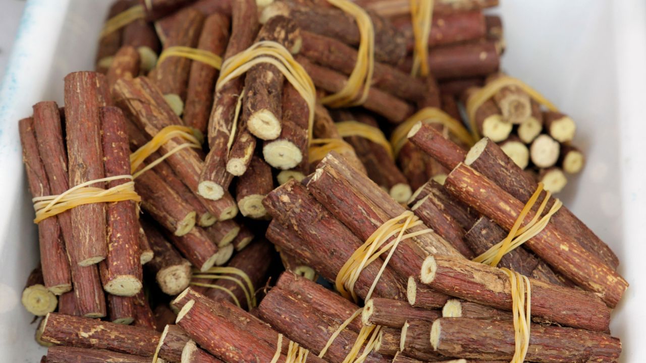 જો તમને પાચનતંત્રની સમસ્યા નબળી હોય તો મુલેઠી ચાવવું ફાયદાકારક બની શકે છે. તેમાં રહેલા પેટનું ફૂલવું વિરોધી ગુણધર્મો પાચન ઉત્સેચકોને ઉત્તેજિત કરે છે, જે પેટની સમસ્યાઓમાં રાહત આપવામાં મદદ કરે છે. એસિડિટી, હાર્ટબર્ન, કબજિયાત અને ગેસની ફરિયાદોમાં રાહત મળી શકે છે. ( Credits: Getty Images ) 