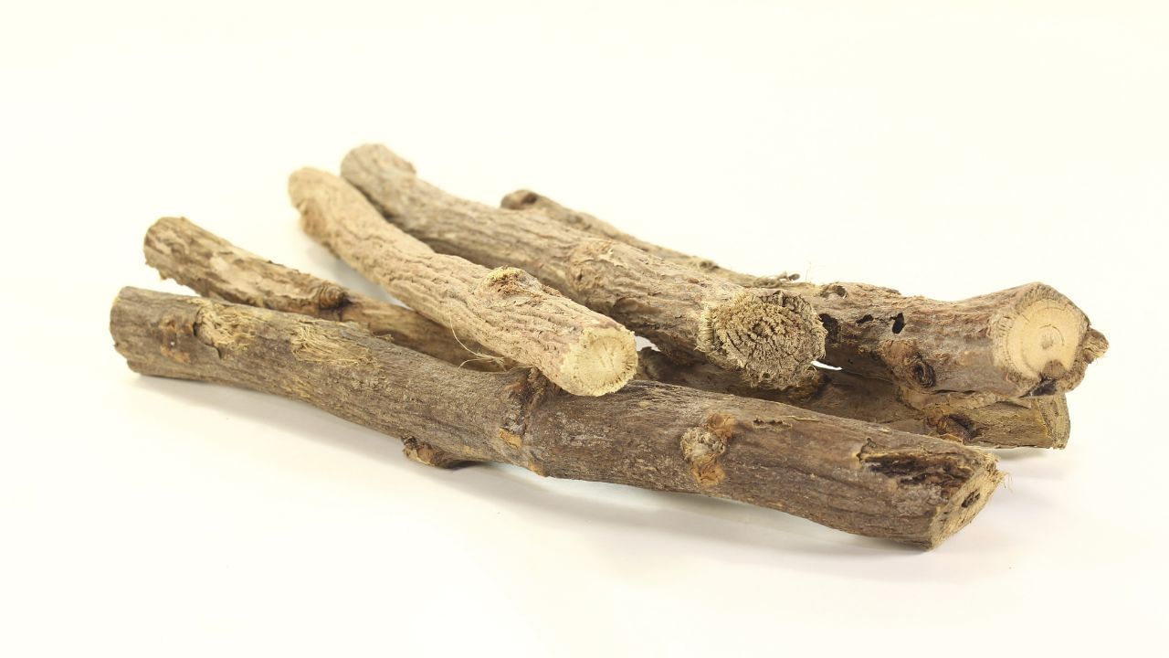 સ્ત્રીઓને માસિક ધર્મ દરમિયાન થતી ખેંચાણ અને મેનોપોઝ દરમિયાન થતી સમસ્યાઓમાં રાહત આપે છે. એટલું જ નહીં, ઘણી વખત સ્વાસ્થ્ય નિષ્ણાતો PCOS અને PCOD માં મુલેઠી ખાવાની ભલામણ કરે છે. તે શરીરમાંથી ટેસ્ટોસ્ટેરોનનું સ્તર ઘટાડવામાં મદદ કરે છે. ( Credits: Getty Images ) 