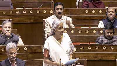 કેન્દ્રીય નાણામંત્રી નિર્મલા સીતારમણે, ગઈકાલ શનિવારે વર્ષ 2025-26 માટે દેશનું સામાન્ય બજેટ રજૂ કર્યું છે. આ વખતે બજેટમાં સરકારે નોકરી કરતા લોકોને મોટી રાહત આપી છે. સરકારે નવી કર વ્યવસ્થા અંતર્ગત આવકવેરાનો સ્લેબ 7 લાખ રૂપિયાથી વધારીને 12 લાખ રૂપિયા કર્યો છે. આ ઉપરાંત, 75,000 રૂપિયાનું સ્ટાન્ડર્ડ ડિડક્શન પણ ઉપલબ્ધ કરાવ્યું છે. 