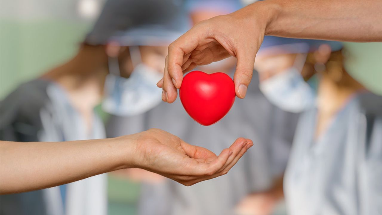 ઓર્ગન ડોનેશન કે અંગદાન એક પ્રકારનું જીવન દાન છે, જ્યાં કોઈ વ્યક્તિ પોતાના મૃત્યુ પછી તેના શરીરને અંગોને દાન કરીને કોઈનું જીવન બચાવી શકે છે. ભારતમાં અંગદાનની પ્રથા ઘણી ઓછી છે. ઓર્ગન ડોનેશન ઈન્ડિયાના ડેટા અનુસાર, દર વર્ષે 500,000 લોકોને અંગ ટ્રાન્સપ્લાન્ટની જરૂર પડે છે, જ્યારે માત્ર 52,000 અંગો જ ઉપલબ્ધ છે. દર વર્ષે 200,000 કોર્નિયા દાનની જરૂર છે, જેથી અંધ લોકોના જીવનમાં પ્રકાશ આવી શકે. પરંતુ ત્યાં માત્ર 50,000 જ ઉપલબ્ધ છે. મતલબ કે દર 4માંથી 3 વ્યક્તિ તેમની આંખોની રોશની માટે દાનની રાહ જોઈ રહ્યા છે. ચાલો આ સાથે જોડાયેલા કેટલાક મહત્વપૂર્ણ પાસાઓ વિશે વાત કરીએ.