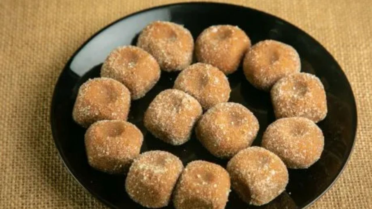 આ મિશ્રણને બરાબર મિક્સ કરી સતત હલાવતા રહો. જેથી તેમાં કોઈ પણ પ્રકારના ગઠ્ઠા ન રહે તેનું ખાસ ધ્યાન રાખો. આ મિશ્રણને સતત હલાવતા રહો. જેથી મિશ્રણ તળિયે ચોંટી ન જાય તેનું ધ્યાન રાખો.