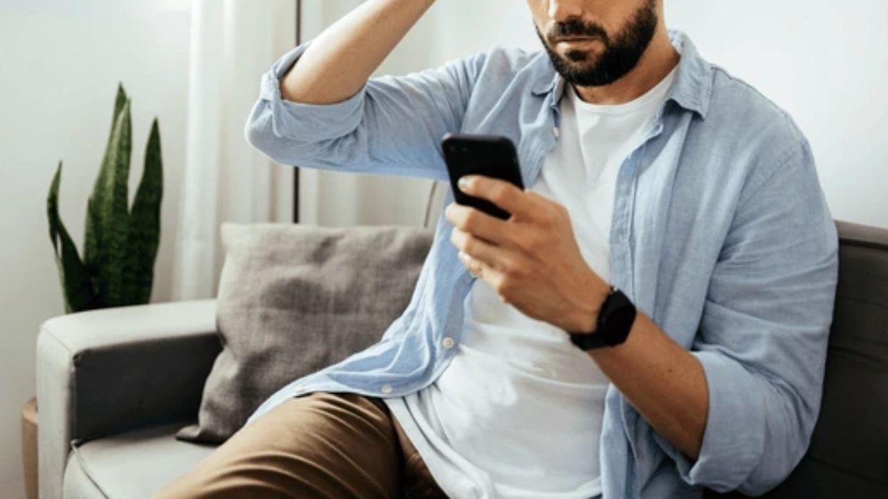 પણ ઘણી વખત એવું થાય છે ફોનમાં અવાજ એકદમ આવતો જ બંધ થઈ જાય, તે પછી તમારા ફોનમાં સોંગ વગાડો કે કે વીડિયો જુઓ પણ ફોનમાંથી આવાજ ના આવતો હોય ત્યારે આવી પરિસ્થિતિમાં શું કરવું ચાલો અહીં જાણીએ