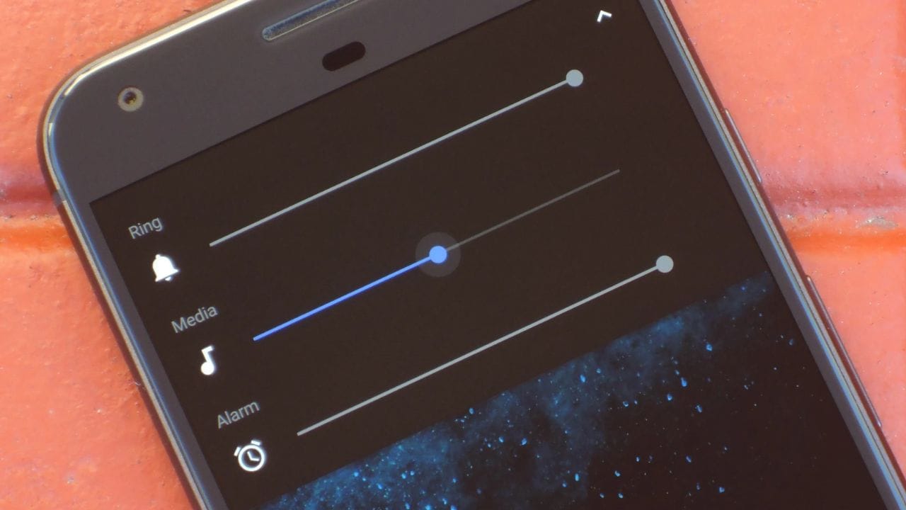 વોલ્યુમ સેટિંગ્સ ચેક કરો.ઘણી વખત આપણે આકસ્મિક રીતે ફોનનું વોલ્યુમ ઓછું કરી દઈએ છીએ અથવા તેને મ્યૂટ કરી દઈએ છીએ. સૌ પ્રથમ, તમારા ફોનની વોલ્યુમ સેટિંગ્સ તપાસો. વોલ્યુમ બટનોનો ઉપયોગ કરો અને જુઓ કે વોલ્યુમ બધી રીતે ઉપર છે.