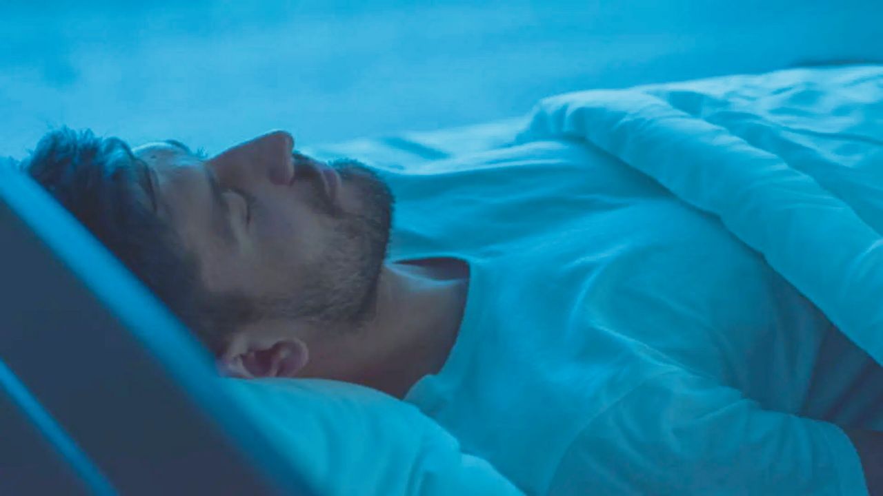 સપના ખુશ પિતૃ દેખાય છે: જો કોઈ વ્યક્તિ સ્વપ્નમાં પોતાના પૂર્વજોને ખુશ જુએ, તેમને સાથે બેઠેલા જુએ, તેમને સફેદ કપડાંમાં જુએ, તો સ્વપ્ન શાસ્ત્ર અનુસાર આ સ્વપ્ન શુભ સંકેતો લાવે છે. આવા સ્વપ્નનો અર્થ એ છે કે પૂર્વજો તે વ્યક્તિથી ખૂબ ખુશ છે અને ટૂંક સમયમાં વ્યક્તિની કોઈ મોટી ઇચ્છા પૂર્ણ થવા જઈ રહી છે. (Disclaimer - આ લેખમાં સમાવિષ્ટ કોઈપણ માહિતી/સામગ્રી/ગણતરીની ચોકસાઈ અથવા વિશ્વસનીયતાની ખાતરી આપવામાં આવતી નથી. આ માહિતી વિવિધ માધ્યમો/જ્યોતિષીઓ/પંચાયતો/ઉપદેશો/માન્યતાઓ/ધાર્મિક ગ્રંથોમાંથી એકત્રિત કરીને તમારા સુધી પહોંચાડવામાં આવી છે. અમારો ઉદ્દેશ્ય ફક્ત માહિતી પહોંચાડવાનો છે. વાંચકોએ તેને ફક્ત માહિતી તરીકે જ માનવી જોઈએ. આ ઉપરાંત તેના કોઈપણ ઉપયોગ માટે વાંચકો પોતે જવાબદાર રહેશે.)
