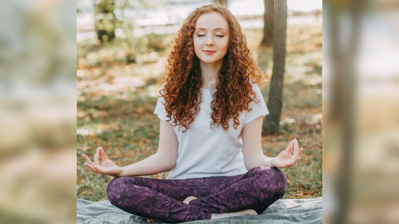 યોગાસનોની શરૂઆત પ્રાણાયામથી કરવી જોઈએ. પ્રાણાયામ શ્વાસ લેવાની ટેકનિક પર આધારિત છે, જે શરીરમાં ઓક્સિજનનો પ્રવાહ વધારે છે અને આ તમારી ત્વચા પર પણ સકારાત્મક અસર દર્શાવે છે. અનુલોમ-વિલોમ સૌથી સરળ પ્રાણાયામ છે અને શિખાઉ માણસો પણ તે કરી શકે છે. (Pic: Pexels) (Disclaimer: અહીં આપવામાં આવેલી માહિતી ફક્ત જાણકારી માટે જ છે. યોગ કરવા માટે પહેલા શરીર ફ્લેક્સિબલ હોવું જરુરી છે તેમજ કોઈ નિષ્ણાંતની સલાહ લઈને યોગ કરી શકાય.)
