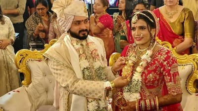  ગુજરાતની ડાયરા ક્વીન તરીકે ફેમસ તેમજ તેના ગીતો પર ખેલૈયાઓ ધમાલ મચાવે છે. તેવા સિંગર રાજલ બારોટ લગ્નના બંધનમાં બંધાય છે. તમને જણાવી દઈએ કે, રાજલ બારોટ સ્વર્ગસ્થ લોકગાયક મણિરાજ બારોટની દીકરી છે. જે લગ્નના બંધનમાં બંધાય છે.