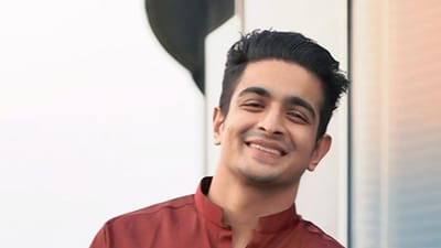 રણવીર અલ્હાબાદિયાની મુસીબતોનો અંત આવવાના કોઈ સંકેત દેખાઈ રહ્યા નથી. જ્યારથી સમય રૈનાએ 'ઈન્ડિયાઝ ગોટ લેટેન્ટ' શોમાં વાંધાજનક અને વિવાદાસ્પદ નિવેદનો આપ્યા છે ત્યારથી તેને સોશિયલ મીડિયાથી લઈને દરેક જગ્યાએ જોરદાર વિરોધનો સામનો કરવો પડી રહ્યો છે. આ બધાની વચ્ચે એક અભિનેત્રીએ રણવીરના જૂના ટ્વીટ હાઈલાઈટ કરીને બતાવ્યા છે.