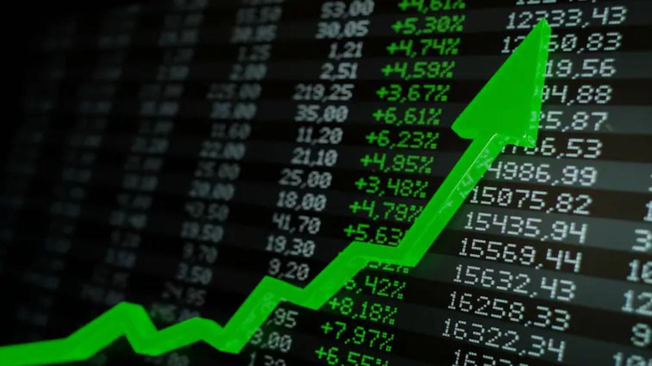 છેલ્લા ઘણા સમયથી માર્કેટ ડાઉન ડ્રેન્ડમાં ચાલી રહ્યું હતુ. Nifty, Sensexમાં પણ મોટો ઘટાડો જોવા મળ્યો હતો, બજેટ બાદ પણ આ ડાઉન ટ્રેન્ડ યથાવત હતો ત્યારે હવે આજે શેરબજારમાં શાનદાર ઉછાળો જોવા મળ્યો. સેન્સેક્સ-નિફ્ટી ઉછાળા સાથે ખુલ્યા અને બંધ થયા હતા. જે બાદ હવે શેર માર્કેટને લઈને મોટા સમાચાર સામે આવી રહ્યા છે જે જાણીને રોકાણકારોની ખુશીનો પાર નહીં રહે. 