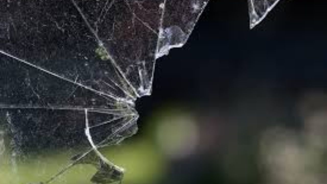 તૂટેલો કાચ પણ ખરાબ સંકેત આપે છે : કાચ તૂટવો એ સારો સંકેત છે પરંતુ ઘરમાં તૂટેલા કે તિરાડ પડેલા કાચ રાખવા ખૂબ જ અશુભ માનવામાં આવે છે. એવું માનવામાં આવે છે કે ઘરમાં તૂટેલા કાચ રાખવાથી ઘરમાંથી પોઝિટિવ એનર્જી જતી રહે છે અને નેગેટિવ એનર્જી ઘરમાં પ્રવેશવા લાગે છે. ઘરમાં રાખેલો તૂટેલો કાચ ઘણી સમસ્યાઓ લાવે છે. જો ઘરમાં અચાનક કાચ તૂટી જાય તો તેને શાંતિથી ઘરની બહાર ફેંકી દેવો જોઈએ.(નોંધ : અહીં આપેલી માહિતી ફક્ત જાણકારી માટે છે. TV9 ગુજરાતી આની પુષ્ટી કરતું નથી.)
