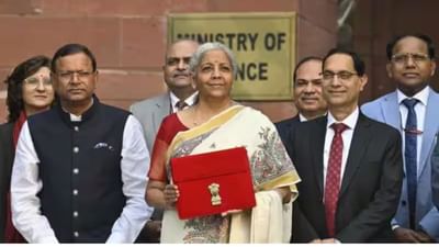 નાણામંત્રી નિર્મલા સીતારમણે આજે સંસદમાં નાણાકીય વર્ષ 2025-26 માટેનું બજેટ રજૂ કર્યું. આ બજેટમાં સરકારે દેશના તમામ વર્ગોનું વિશેષ ધ્યાન રાખવાનો પ્રયાસ કર્યો છે. નાણામંત્રીએ આજે ​​મધ્યમ વર્ગ માટે મોટી રાહતની જાહેરાત કરી છે અને જાહેરાત કરી છે કે નવી ટેક્સ સિસ્ટમ હેઠળ 12 લાખ રૂપિયા સુધીની આવક કરમુક્ત રહેશે. 