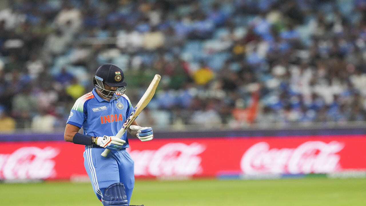 ચેમ્પિયન્સ ટ્રોફીની શરુઆતની જ મેચમાં પાકિસ્તાની ટીમ ન્યૂઝીલેન્ડ સામેની કારમી હાર બાદ, રવિવારે જીત માટે આશાવાદી રહેશે. આવી સ્થિતિમાં પાકિસ્તાની ટીમ માટે પણ આ મેચ બહુ મુશ્કેલ હોવાનું કહેવામાં આવી રહ્યું છે કારણ કે ટીમનું ફોર્મ ખૂબ જ ખરાબ છે. પરંતુ ટીમ ઈન્ડિયાએ પ્રથમ મેચમાં જે પ્રદર્શન સાથે જીત મેળવી હતી તે જોતા એવી આશંકા વ્યક્ત કરવામાં આવી રહી છે કે ટીમ ઈન્ડિયા પાકિસ્તાન સામે ફસાઈ શકે છે.