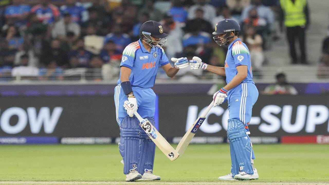 ગઈકાલ ગુરુવારે 20 ફેબ્રુઆરીએ દુબઈમાં ટીમ ઈન્ડિયાએ તેની પ્રથમ મેચમાં બાંગ્લાદેશને 6 વિકેટે હરાવ્યું હતું. ટીમ ઈન્ડિયાએ પહેલા બોલિંગ કરીને બાંગ્લાદેશને 228 રન સુધી સીમિત કરી દીધું અને પછી 4 વિકેટ ગુમાવીને આ લક્ષ્યાંક હાંસલ કરી લીધો. આવી સ્થિતિમાં આ જીત ખૂબ જ આસાન લાગે છે પરંતુ આ આખી મેચમાં જે જોવા મળ્યું તે તેની અસલ વાસ્તવિકતા સામે આવે છે તેનુ સત્ય એ છે કે જો ટીમ ઈન્ડિયા 23મી ફેબ્રુઆરીએ આવી જ રમત બતાવશે તો પાકિસ્તાનને પછાડવું ખૂબ જ મુશ્કેલ થઈ જશે.