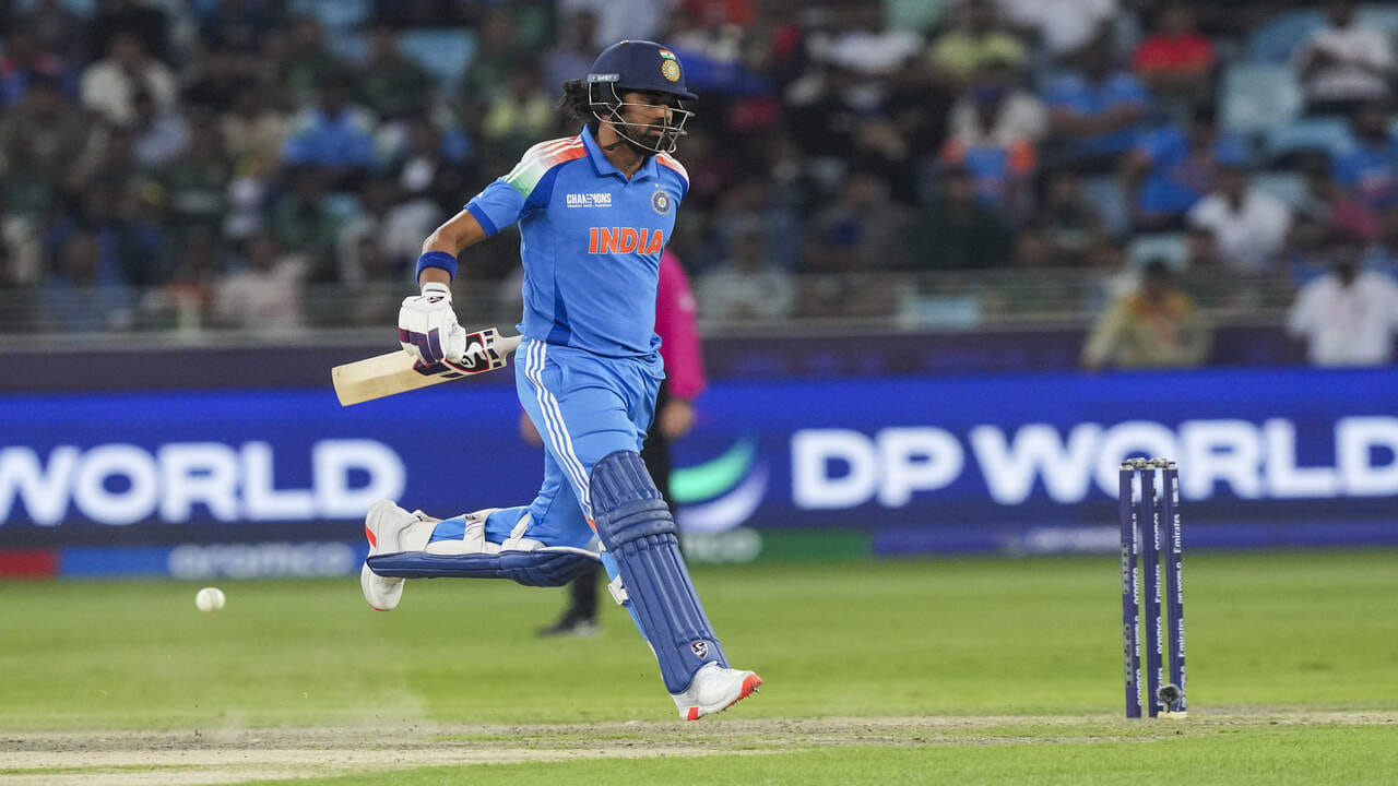 પાકિસ્તાન સામે મુશ્કેલ સ્થિતિના ડરનુ સૌથી મોટું કારણ બાંગ્લાદેશ સામે ટીમ ઈન્ડિયાની ફિલ્ડિંગ હતી. જો કે ટીમ ઈન્ડિયા પાસે ઘણા શાનદાર ફિલ્ડર્સ છે, પરંતુ પ્રથમ મેચમાં નબળી સ્થિતિ જોવા મળી હતી અને તેમાં કેપ્ટન રોહિત શર્મા પણ સામેલ હતો. ભારતીય ટીમ આ મેચમાં બે આસાન કેચ ચૂકી હતી, જેમાં રોહિતે પહેલી ભૂલ કરી હતી. રોહિતે અક્ષર પટેલના બોલ પર ઝાકિર અલીનો સીધો કેચ ના લીધો, જેના કારણે અક્ષર હેટ્રિક પૂરી કરી શક્યો નહીં. ઝાકિરે ફરી એક શાનદાર ઇનિંગ રમીને બાંગ્લાદેશને મજબૂત સ્થિતિમાં લાવી દીધુ હતું.