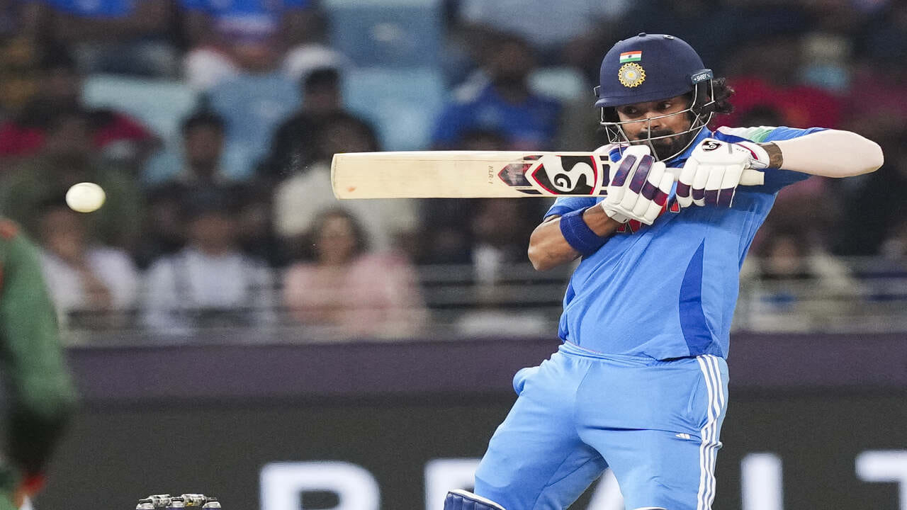 રોહિત બાદ હાર્દિક પંડ્યાએ પણ સીધો અને આસાન કેચ છોડ્યો, ત્યારબાદ તૌહીદ હૃદયે ભારત સામે શાનદાર સદી ફટકારી. આ બંને સિવાય વિકેટકીપર કેએલ રાહુલે પણ ખૂબ જ સરળ સ્ટમ્પિંગ છોડીને ટીમની મુશ્કેલીમાં વધારો કર્યો હતો. આ ભૂલો પાકિસ્તાન સામેની મેચમાં ભારતને ઘણી મોંઘી સાબિત થઈ શકે છે. ( તસવીર સૌજન્ય-pti)