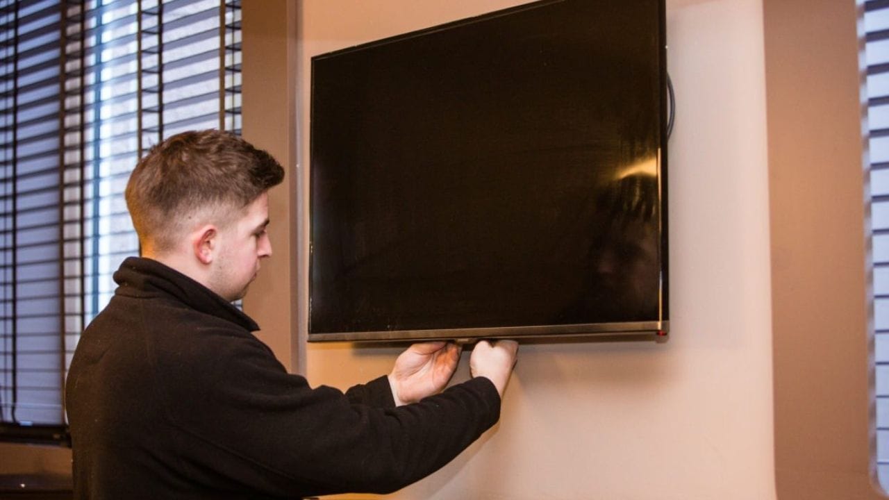 અવાજની ગુણવત્તાનું ધ્યાન રાખો: ટીવીની સાઉન્ડ સિસ્ટમ પણ ખૂબ મહત્વ ધરાવે છે. જો સ્પીકર્સ સારા ન હોય તો તમારે અલગ સાઉન્ડબાર અથવા હોમ થિયેટર ખરીદવું પડશે. તેથી ટીવી ખરીદતા પહેલા, તેની અવાજની ગુણવત્તા ચોક્કસપણે તપાસો.