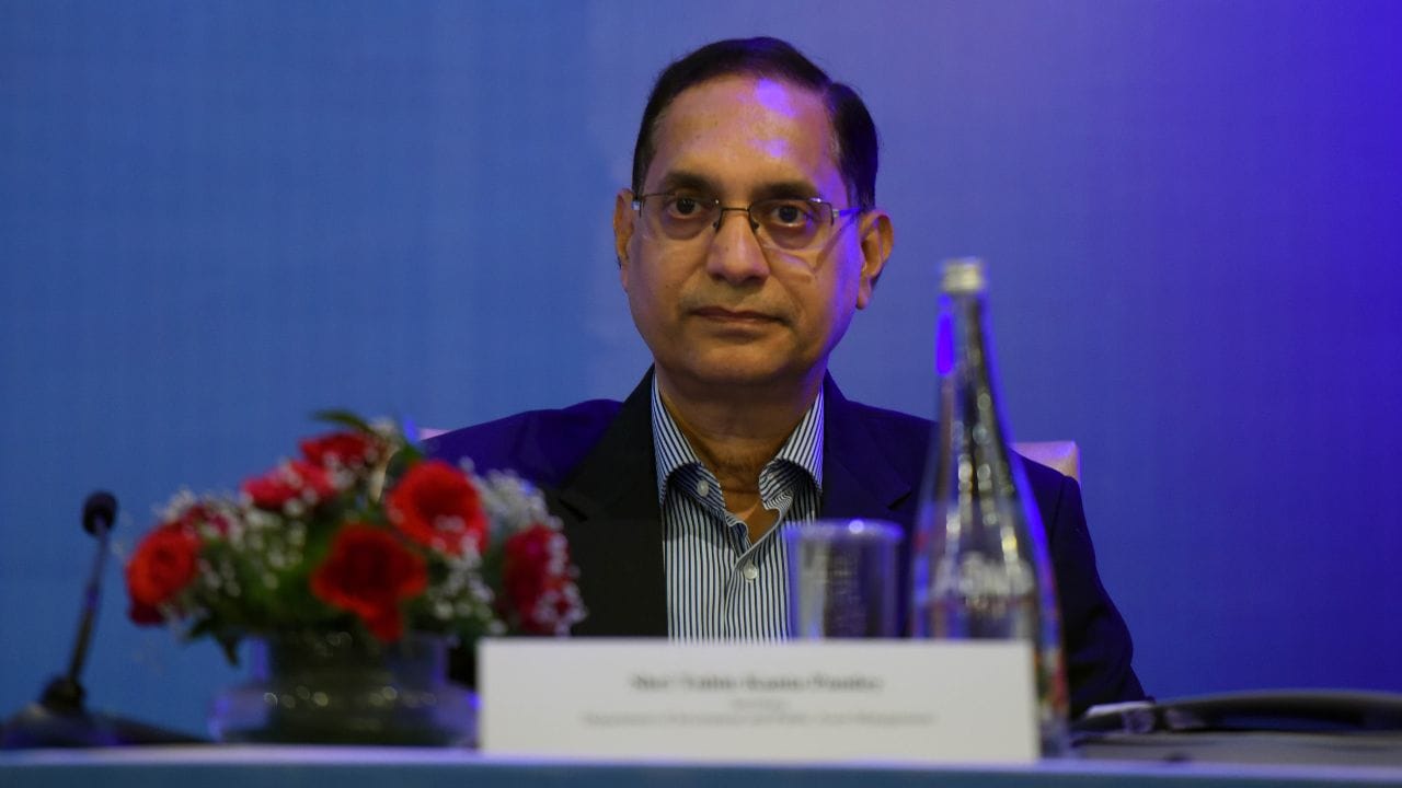  તુહિન કાંત પાંડેને સરકારી માલિકીની એરલાઇન એર ઇન્ડિયાના વેચાણને પૂર્ણ કરવાનો શ્રેય આપવામાં આવે છે, જે લાંબા સમયથી અટવાયેલી હતી.