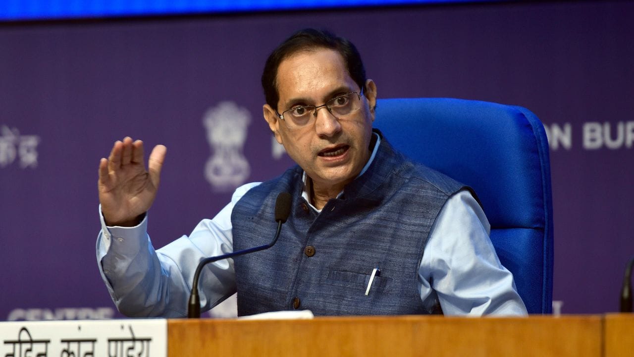  DIPAM સચિવ તરીકે, તેમણે ભારતીય જીવન વીમા નિગમને શેરબજારમાં લાવવામાં પણ મહત્વપૂર્ણ ભૂમિકા ભજવી છે. (all photo :GettyImages )