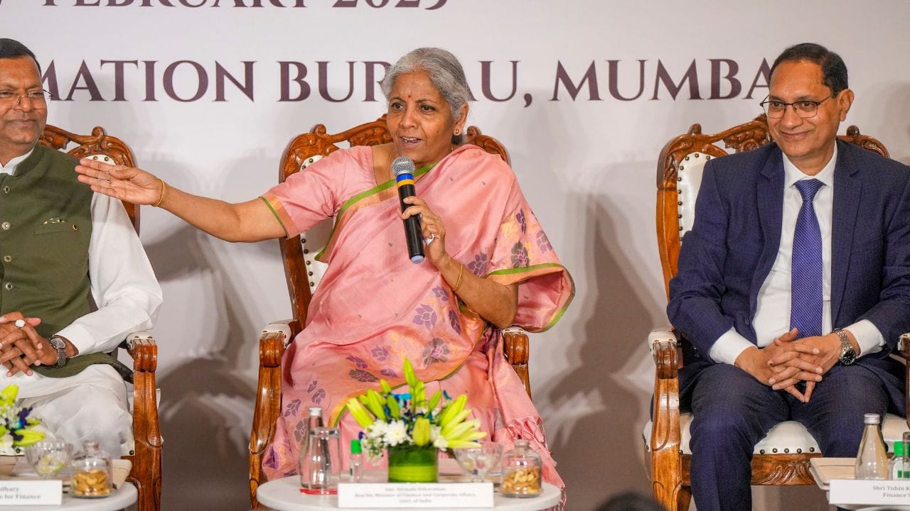 તુહિન કાંત પાંડે વર્તમાન સેબી ચીફ માધબી પુરી બુચનું સ્થાન લેશે. તમને જણાવી દઈએ કે માધબીનો કાર્યકાળ વિવાદાસ્પદ રહ્યો છે. તાજેતરમાં હિન્ડનબર્ગ રિપોર્ટ બહાર આવ્યા પછી, વિરોધ પક્ષો દ્વારા માધબીનો વિરોધ પણ થયો હતો. સૌથી નાની ઉંમરના અને પ્રથમ મહિલા અધ્યક્ષ બનવાનું ગૌરવ ધરાવતા માધબીનો જન્મ 1966માં મુંબઈમાં થયો હતો.