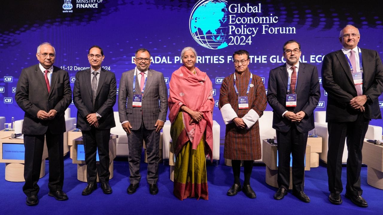 માધબીના પિતા એક સફળ કોર્પોરેટ પ્રોફેશનલ હતા. IIM અમદાવાદમાંથી અભ્યાસ કર્યા પછી, માધબી સેબીનો હવાલો સંભાળનાર બીજા બિન-IAS સેબી વડા પણ હતા.  યુએસ શોર્ટસેલર હિન્ડેનબર્ગના આરોપો બાદ વિવાદમાં ફસાયેલી માધબી ત્રણ દાયકાથી વધુ સમયથી સક્રિય છે. તેમણે 1989માં ICICI બેંકથી પોતાની કારકિર્દીની શરૂઆત કરી હતી.