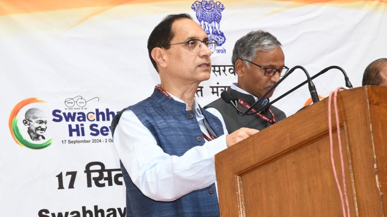 તુહિન પાંડેની ભૂમિકા ખૂબ જ મહત્વપૂર્ણ છે. આ નોકરી માટે તેમના પગાર વિશે વાત કરીએ તો, તુહિન પાંડેને સેબી ચીફના પદ માટે ભારત સરકારના સચિવ જેટલો પગાર મળશે. ઘર અને કાર સિવાય આ પગાર મહિને રૂ. 5,62,500 છે.