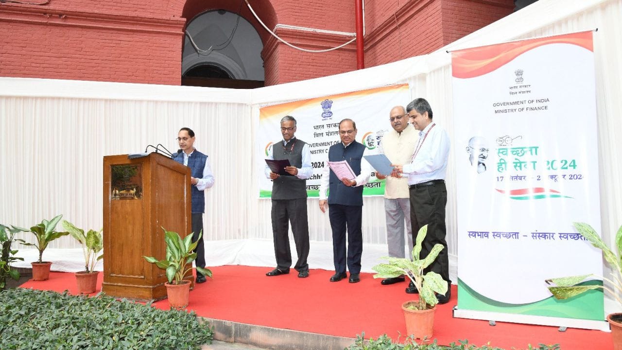 તુહિન કાંત પાંડે મોદી સરકારમાં અનેક પદો પર રહી ચૂક્યા છે. તુહિન પાંડે પહેલા DIPAMના સચિવ હતા પરંતુ અલી રજા રિઝવીના રિટાયરમેન્ટ બાદ તેને DPEનું કામ સોંપવામાં આવ્યું હતુ. ત્યારબાદ તેને ફાઈનેન્સ મિનિસ્ટ્રીમાં ફાઈનેસ સેક્રેટરી તરીકે નિયુકત કરવામાં આવ્યા છે.