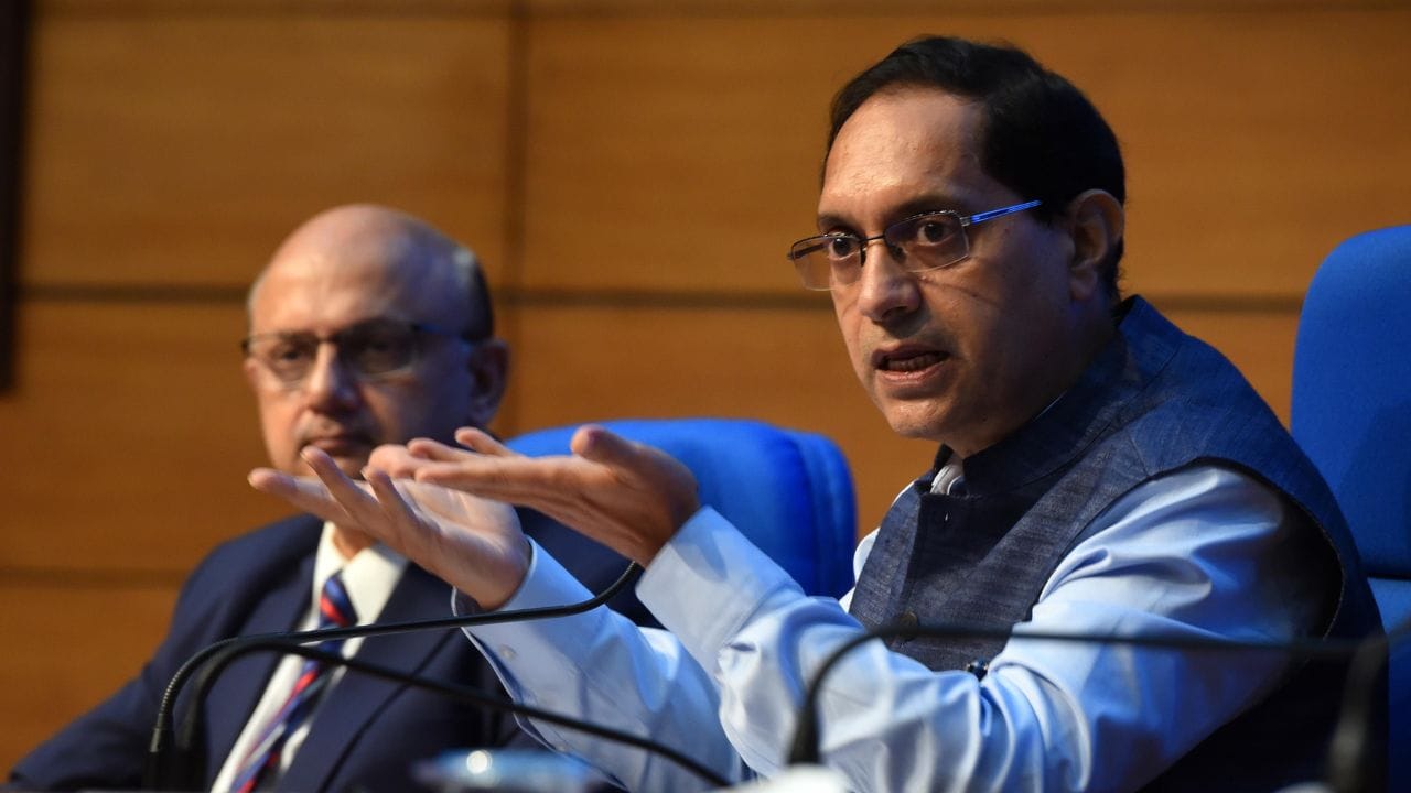  ઓડિશાના રહેવાસી તુહિન પાંડે પંજાબ યુનિવર્સિટીમાંથી ઈકોનોમિક્સ અને અંગ્રેજીમાં માસ્ટર ડિગ્રી કરી છે. ત્યારબાદ તેમણે વિદેશમાં બર્મિધમ યુનિવર્સિટીમાંથી એમબીએ કર્યું છે.  