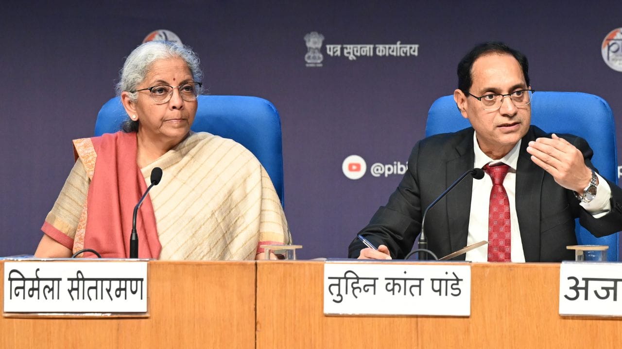 તુહિન કાંત પાંડે 1987 બેચના ઓડિશા કેડરના IAS અધિકારી છે. 24 ઓક્ટોબર, 2019ના રોજ કાર્યભાર સંભાળ્યા પછી, પાંડેએ 5 વર્ષથી વધુ સમય સુધી DIPAM સચિવ તરીકે સેવા આપી હતી.