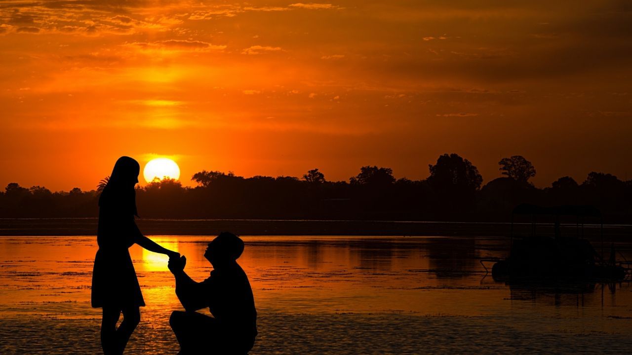 માંડવી બીચ એ રેતીનો પટ છે જે ગુજરાતના કચ્છ જિલ્લાના દક્ષિણએ સ્થિત છે.ભુજથી દક્ષિણ-પશ્ચિમમાં 58 કિલોમીટરના અંતરે માંડવી બીચ આવેલો છે. જાહેર અને ખાનગી બસો શહેરને તમામ મુખ્ય શહેરો સાથે જોડે છે.