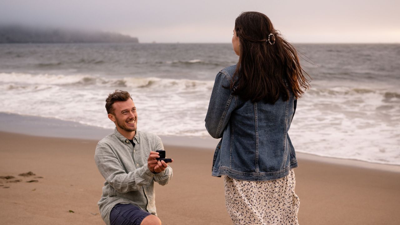 જ્યારે દ્વારકામાં આવેલા સૌથી સુંદર અને પ્રખ્યાત દરિયાકિનારાનો ઉલ્લેખ કરવામાં આવે છે, ત્યારે શહેરના નામ પરથી જ પ્રખ્યાત દ્વારકા બીચનું નામ પ્રથમ લેવામાં આવે છે. તે મુખ્ય શહેરથી લગભગ 30 કિમીના અંતરે આવેલું છે. દ્વારકા બીચ પરથી અરબી સમુદ્રના સુંદર મોજા જોઈને તમે પણ ખુશ થશો.