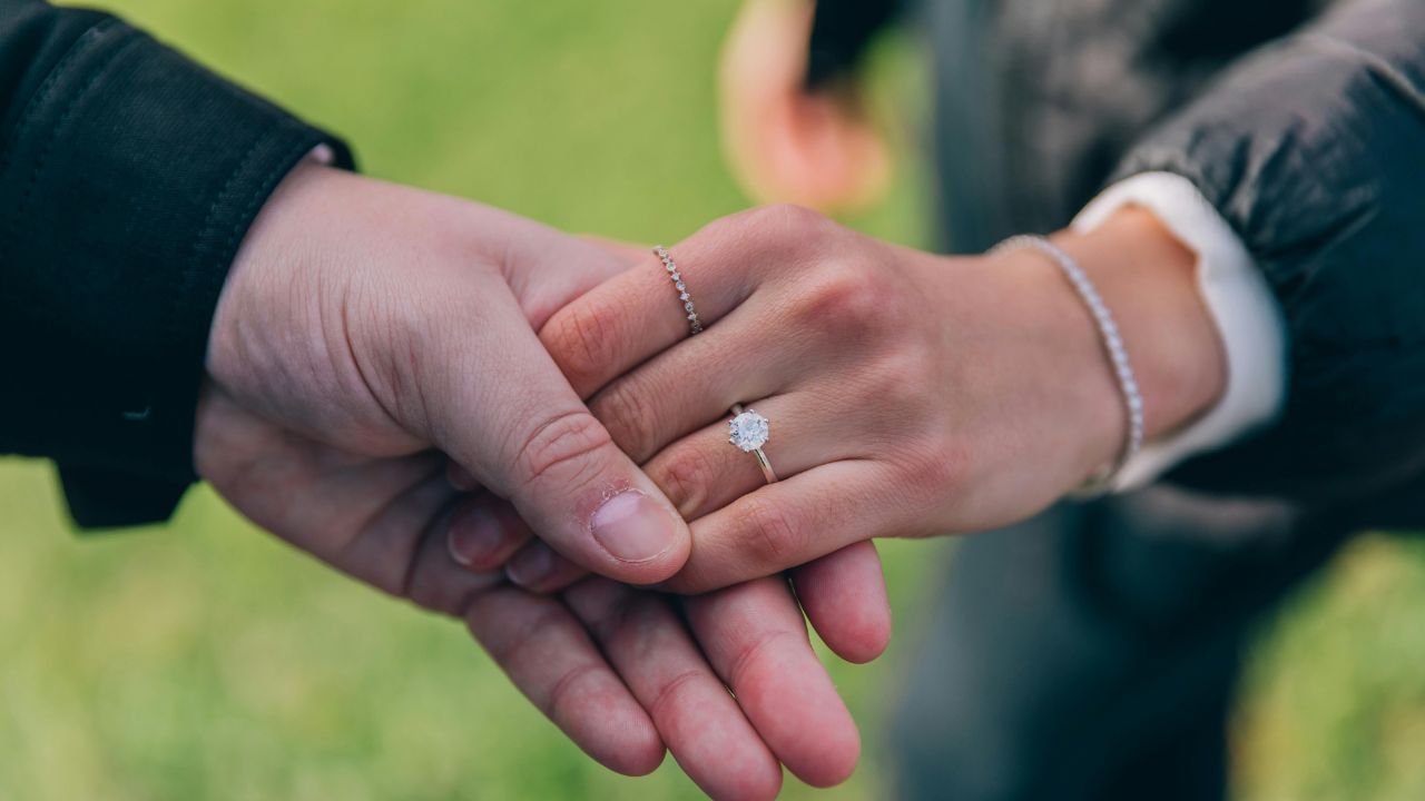 શિવરાજપુર બીચથી દ્વારકા માત્ર 13 કિમી દૂર છે. દ્વારકા-ઓખા હાઈવે પર આવેલા ગુજરાતના આ પ્રખ્યાત બીચનું કુદરતી સૌંદર્ય અદ્ભુત છે.શિવરાજપુર બ્લુ ફ્લેગ બીચ પહોંચવા માટે સૌથી નજીકનું રેલ્વે સ્ટેશન દ્વારકા છે. સૌથી નજીકનું એરપોર્ટ 150 કિલોમીટરના અંતરે જામનગર અને 110 કિલોમીટરના અંતરે પોરબંદર એરપોર્ટ છે.