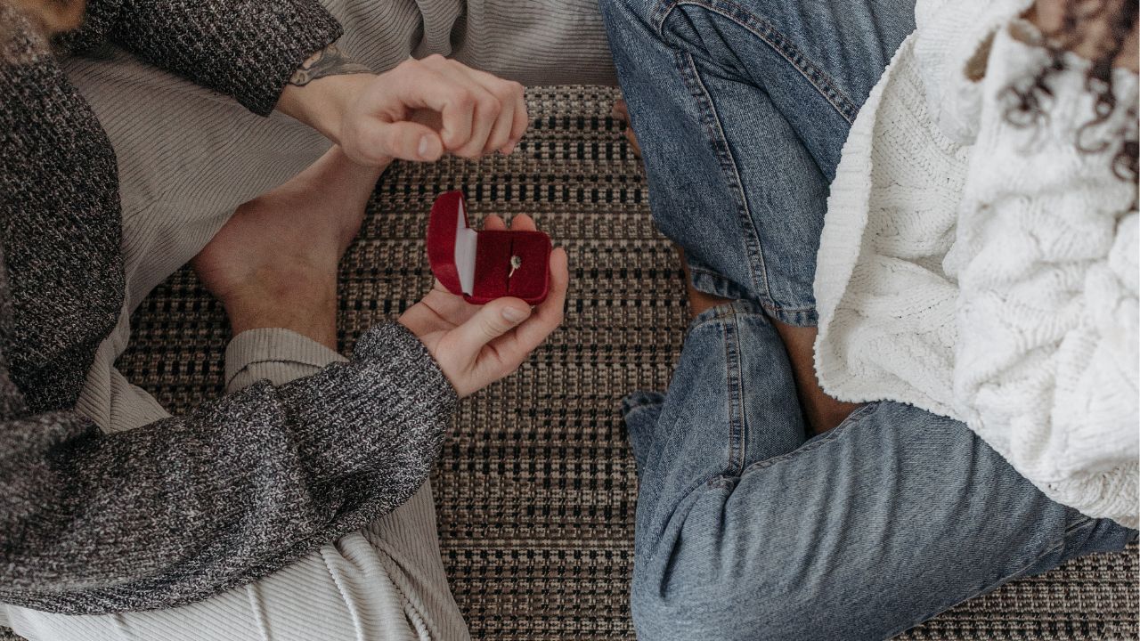 માધવપુર બીચ પોરબંદરથી એક કલાકના અંતરે છે. આ બીચ પોરબંદર-વેરાવળ હાઈવે પર આવેલો છે અને ગુજરાતના સુંદર બીચમાંનો એક છે. તમે તમારા પરિવાર અને મિત્રો સાથે અહીં આવી શકો છો. તેમજ પ્રપોઝ ડે માટે માધવપુર બીચ બેસ્ટ રહેશે.