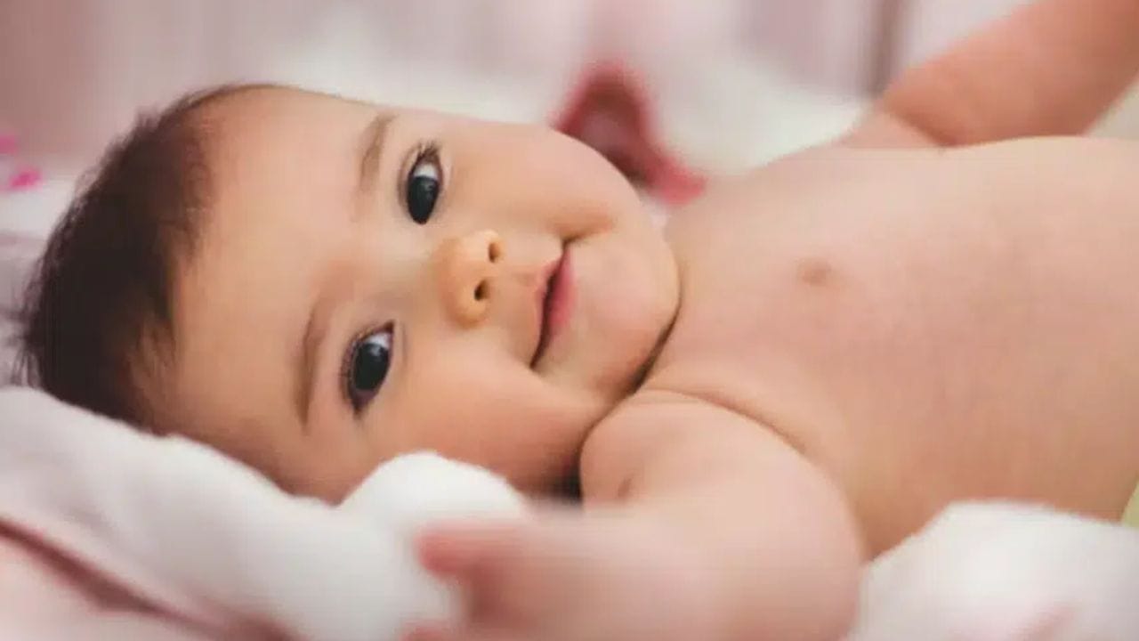 વૈજ્ઞાનિક કારણ: સૂતક પાછળ એક વૈજ્ઞાનિક કારણ હતું અને આપણા પૂર્વજોએ વિચારપૂર્વક 40 દિવસના સૂતકની પરંપરા બનાવી હતી. પહેલા ડિલિવરી હંમેશા કુદરતી રીતે થતી હતી અને માતા અને બાળક બંને શારીરિક રીતે નબળા હતા અને હંમેશા કોઈપણ પ્રકારના ચેપનું જોખમ રહેતું હતું. તેથી 40 દિવસનો સૂતક પાળીને પરિવાર એક રીતે તેમની સલામતીનું ધ્યાન રાખતો હતો. પૂજા કે અન્ય કોઈપણ પ્રકારના કાર્યક્રમથી ચેપ લાગવાનું જોખમ રહેલું છે. ત્યારથી લઈને આજ સુધી ઘરે સુતકનું પાલન કરવામાં આવે છે. (Disclaimer - આ લેખમાં સમાવિષ્ટ કોઈપણ માહિતી/સામગ્રી/ગણતરીની ચોકસાઈ અથવા વિશ્વસનીયતાની ખાતરી આપવામાં આવતી નથી. આ માહિતી વિવિધ માધ્યમો/જ્યોતિષીઓ/પંચાયતો/ઉપદેશો/માન્યતાઓ/ધાર્મિક ગ્રંથોમાંથી એકત્રિત કરીને તમારા સુધી પહોંચાડવામાં આવી છે. અમારો ઉદ્દેશ્ય ફક્ત માહિતી પહોંચાડવાનો છે. વાંચકોએ તેને ફક્ત માહિતી તરીકે જ માનવી જોઈએ. આ ઉપરાંત તેના કોઈપણ ઉપયોગ માટે વાંચકો પોતે જવાબદાર રહેશે.)